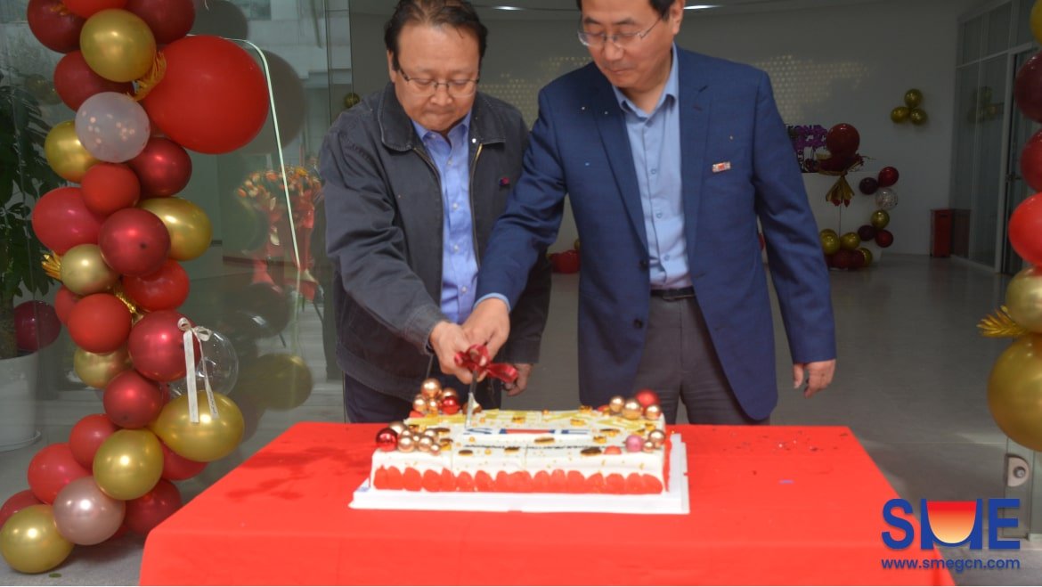 Cutting the cake for celebrate the opening of SME's new office building